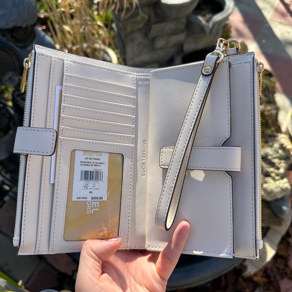 Michael Kors Patterned Women's Bag Set - Picture 14 of 16